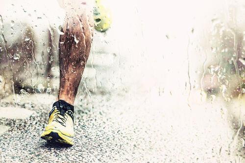 「雨に濡れた靴」放置してない！？←“そのまま”は絶対NG！素材別【正しい乾かし方】とお手入れ術☆ 
