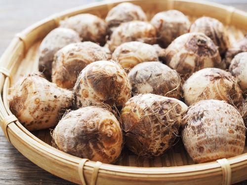 『里芋の皮むき』に苦労してる人は必見！“ぬめりとかゆみ”が防げる＆超簡単にむけるコツがあるよ♪