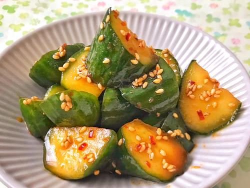 一度食べたらクセになる！豆板醤×ごま油が決め手の『やみつきピリ辛きゅうり』簡単レシピ｜おつまみにも箸休めにも♡