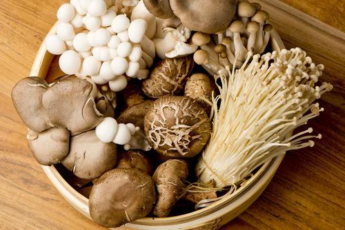 『ほうれん草ときのこ』は“悪い食べ合わせ”ってホント？迷信？→その根拠や【相性のいい食材】を解説☆