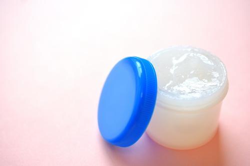 ワセリン®を“顔に塗って”寝ても大丈夫？→乾燥が気になる人は必見！保湿効果を保つ【正しい塗り方と注意点】
