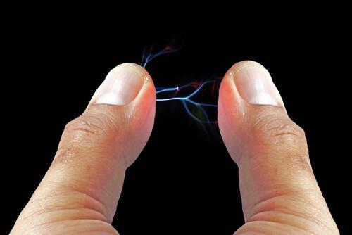 静電気が“起きやすい人”の共通点って？→帯電体質になる原因と“バチッ”とした痛みを防ぐ【放電のコツ】