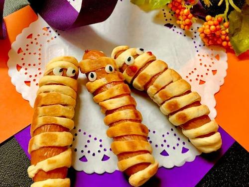 子どもが喜ぶ【ハロウィンおやつ】の決定版！超絶かわいい♡『ミイラウインナー』のレシピ♪ウインナーに生地を巻くだけ！