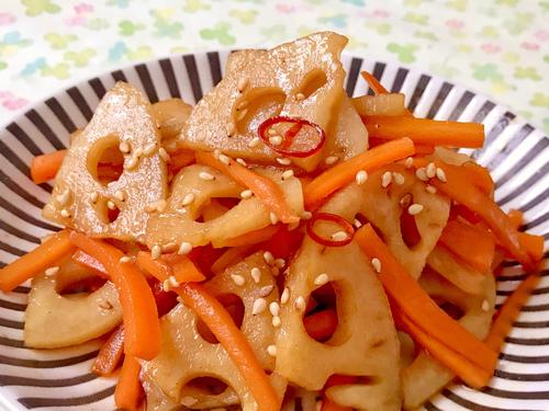 ごはんが進む！ごま油が香るピリ辛『れんこんとにんじんのきんぴら』レシピ｜シャキシャキ食感がたまらない♡