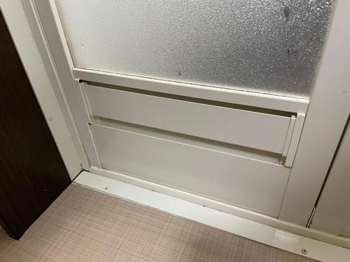 見落としがちな風呂ドアの『通気口』の汚れ！放置してると【黒カビ】だらけに…！？→超簡単な掃除方法があるから試してみて！