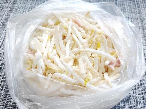 ポリ袋に食材と片栗粉を入れる