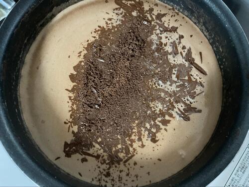 細かく刻んだチョコレートを投入し溶かす