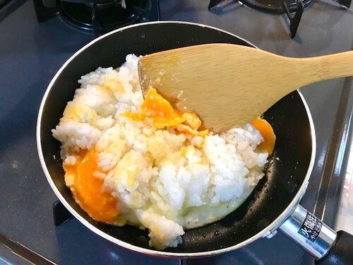 ごはんを入れます