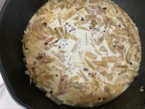 じっくり煮込んだ大根に、粉牛乳を投入