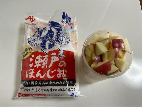 りんごは角切りにしたあと、水と共にミキサーでかくはんします。