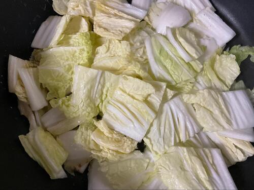 ごま油で白菜を炒めたら、塩を入れる