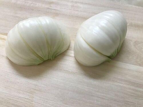 新玉ねぎを切ります