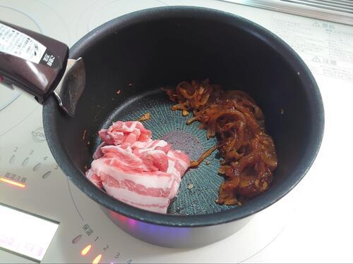 肉はハサミで切ることで手が汚れずにすむ!