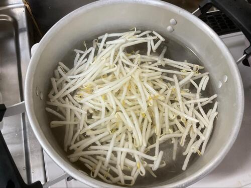もやしはヒゲを取り、熱湯で2分ゆでる