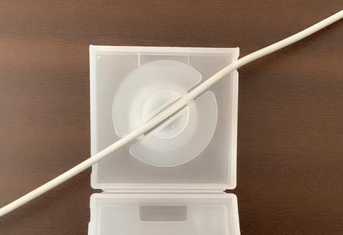 USBケーブルの真ん中をはめ込もう