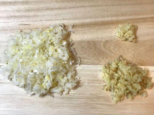 香味野菜をみじん切りします