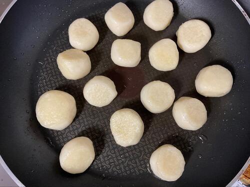 油を引いたフライパンで、団子をこんがり焼く