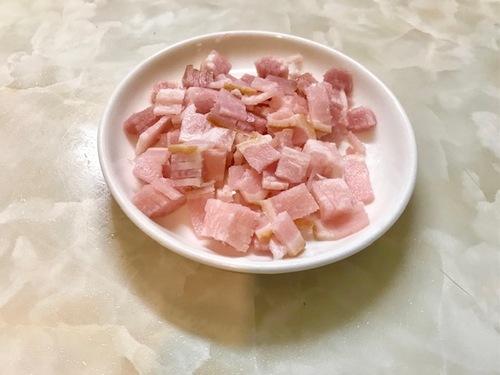 ベーコンを切ります