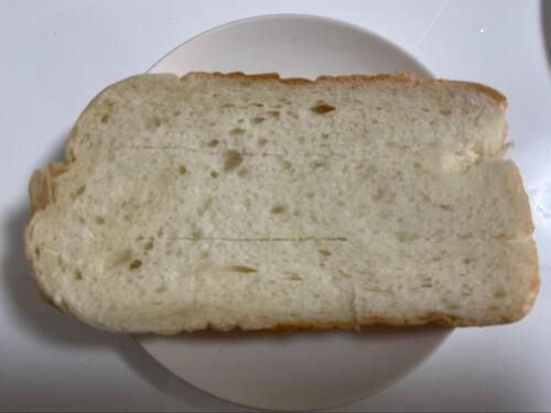 パンに切り込みを入れる