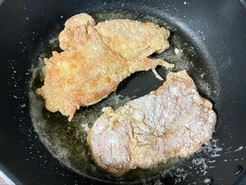 卵と片栗粉の衣をつけ揚げ焼きに
