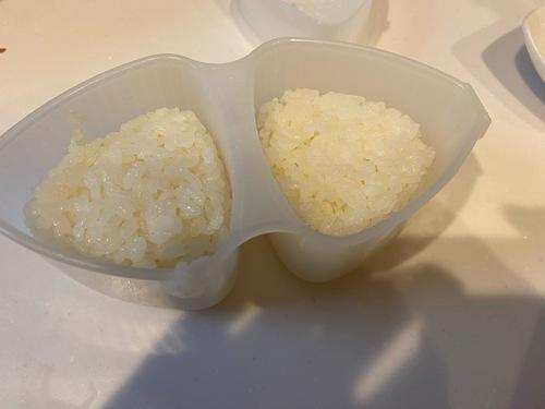 おにぎりを握る