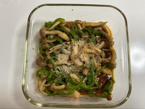レンジ加熱後、全体をさっと混ぜ、ごま油とすりごまを投入