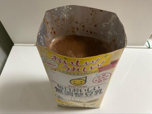 牛乳パックにチョコプリン液を流し入れ、冷やし固める