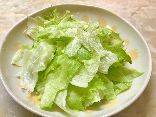 レタスをちぎります