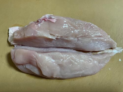 鶏胸肉を縦に2等分する