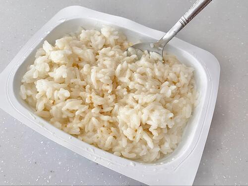 パックごはんに調味料を入れる