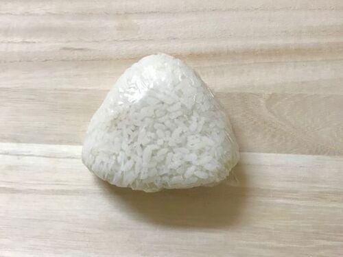 にぎってのりを巻きます