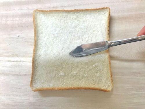 食パンに砂糖をかけます
