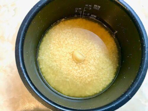 調味料を加えます