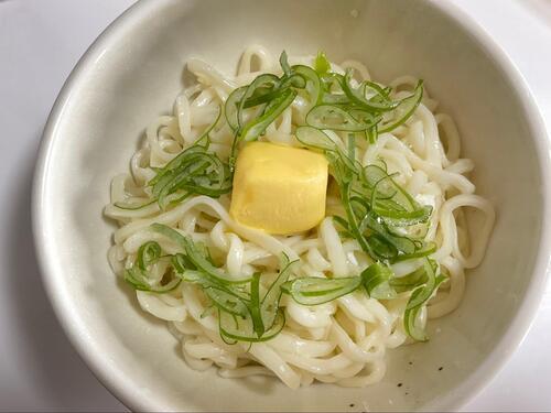 熱々の麺に長ネギとバターをトッピングし再度レンチン