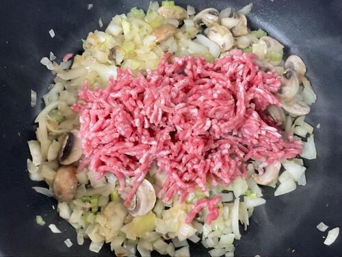 みじん切りに切った玉ねぎとひき肉を炒める
