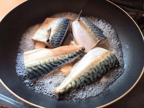 鯖を入れて弱火で3分