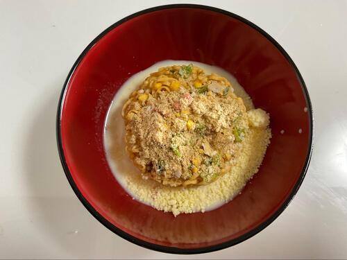そこへ豆乳、粉チーズを投入