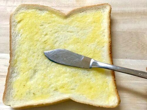 食パンにバターを塗ります