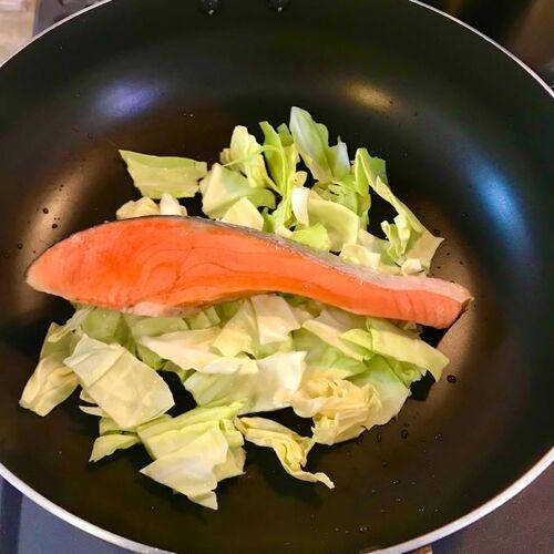 フライパンに食材をのせます