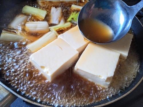 調味料を入れてひと煮立ちさせ、豆腐を加える