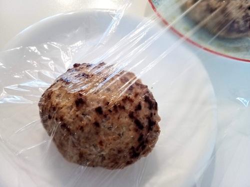 ハンバーグを盛ってラップをかける