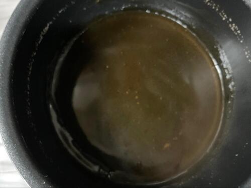 調味料の材料を全て小鍋に入れ、ツヤが出るまで絶えず練る
