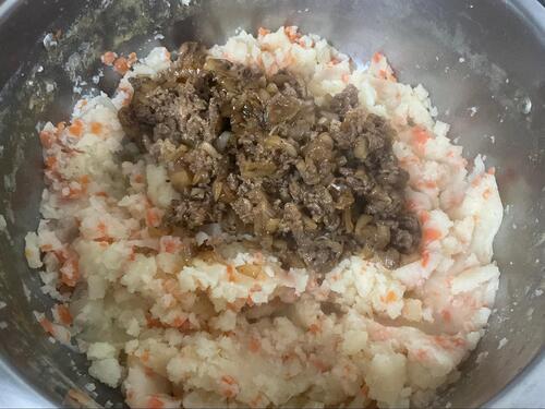 つぶしたじゃがいもに、牛肉を投入