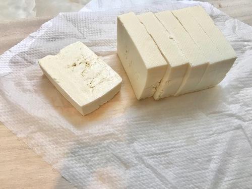 豆腐を切ります
