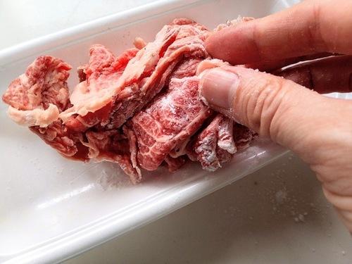 牛肉に下味をつけて粉をまぶす