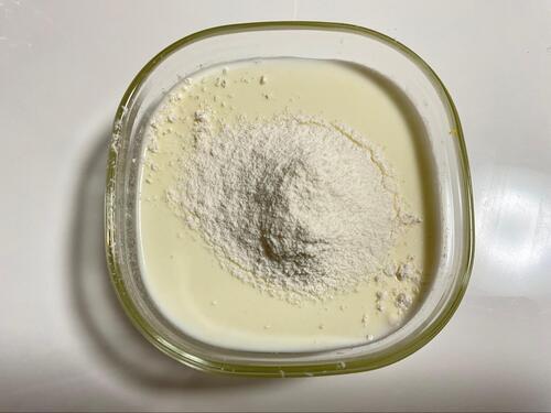 ダマになるのを防ぐため小麦粉は茶こしでふるう