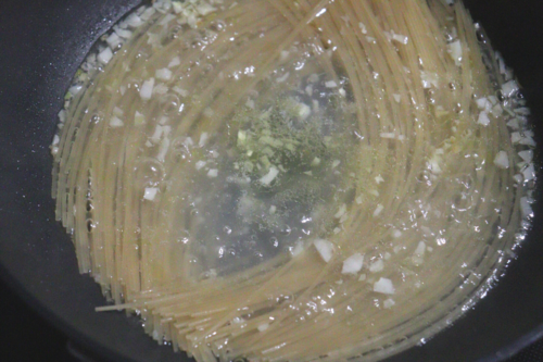 パスタを入れて水分を飛ばすのがポイント