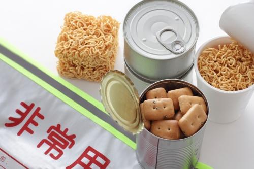 インスタント麺と缶詰めとカンパン