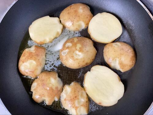 下ゆでしないで、皮ごとスライスしたじゃがいもを投入