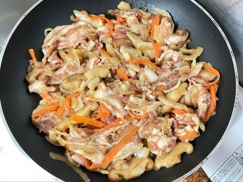 ビニール袋の食材を全てフライパンに投入